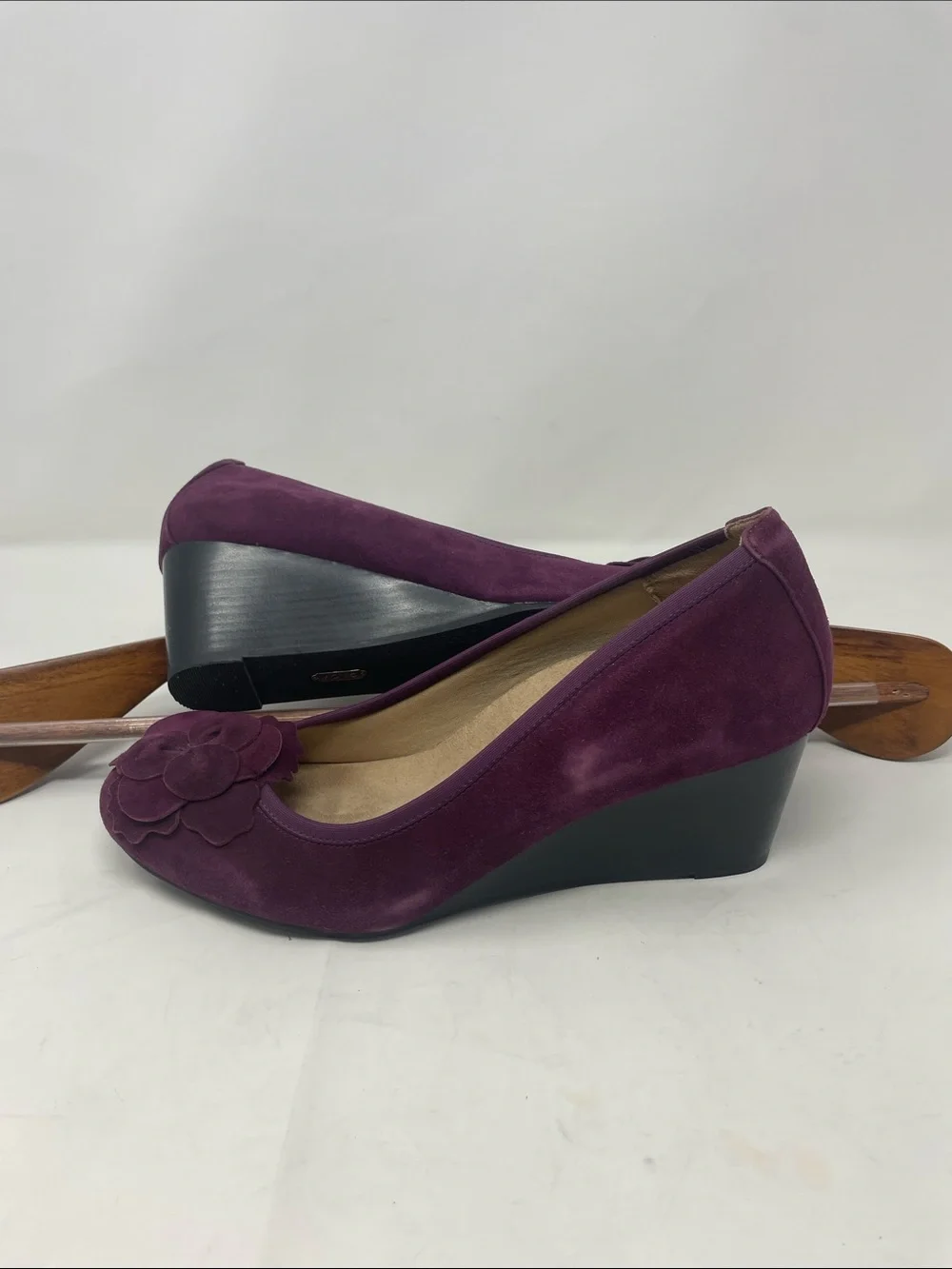 Vionic Plum Suede-Like Wedged Heel Pump Size 10 Excellent Condition